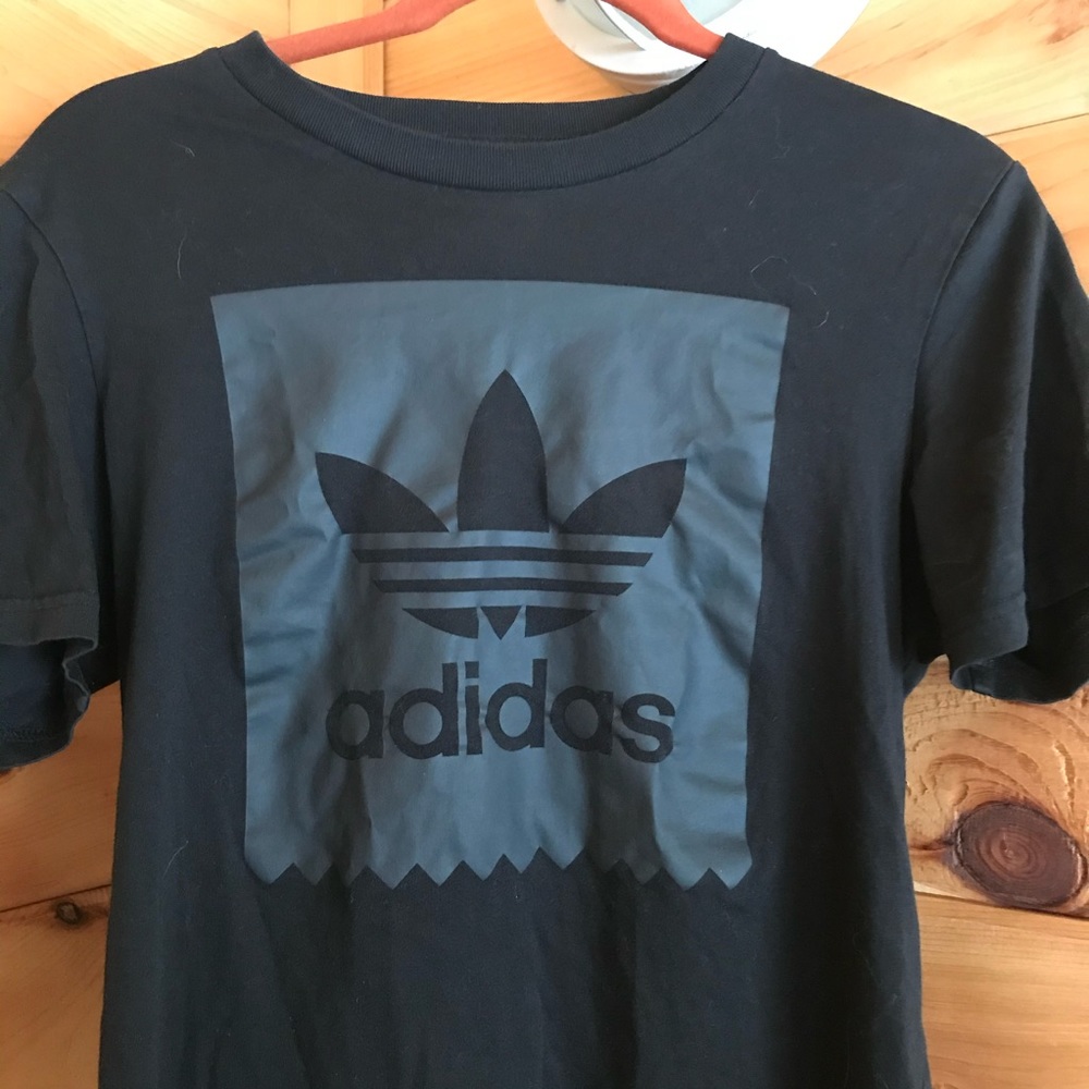 ❌SOLD❌ BLACK ADIDAS LOGO SPELL-OUT CLASSIC GRAPHIC TEE - Picture 2 of 4